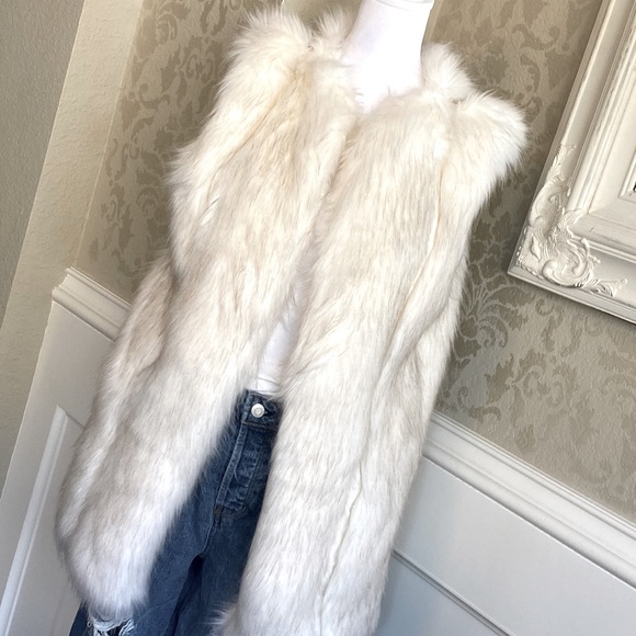 Dream Angels Jackets & Blazers - Cream Faux Fur Vest Size XL